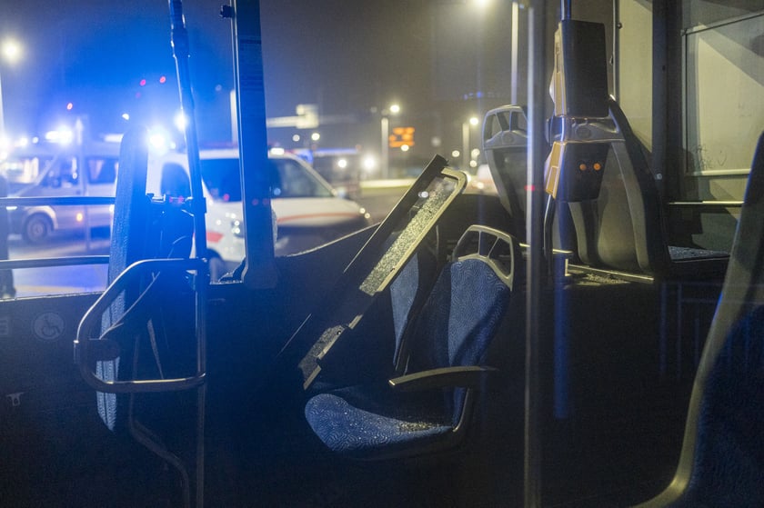 Tramwaj nr 10 wjechał w bok autobusu nr 107. Cztery osoby są lekko ranne
